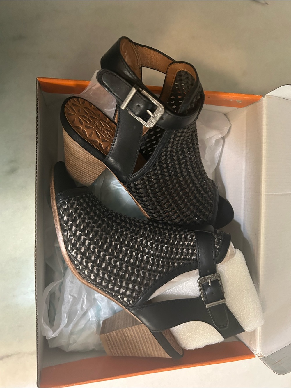 black woven BareTraps Rekita Sandals women’s size 8.5 new in box